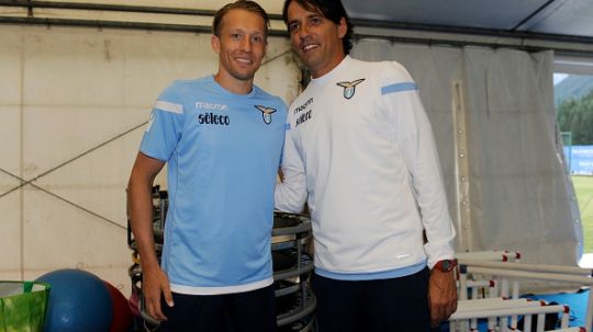 Lucas Leiva berpose bersama pelatih Lazio, Simone Inzaghi. Copyright: © Marco Rosi/Getty Images