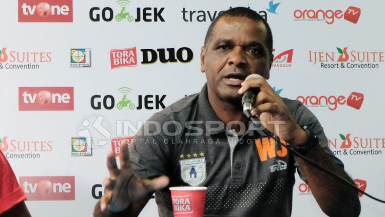 Manran pelatih Persipura Jayapura, Wanderley Junior. Copyright: © Ian Setiawan/INDOSPORT