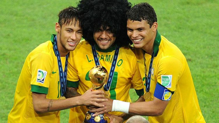 Neymar bersama dengan Dani Alves dan Thiago Silva ketika mereka memperkuat Timnas Brasil. Copyright: © blogsoestado.com