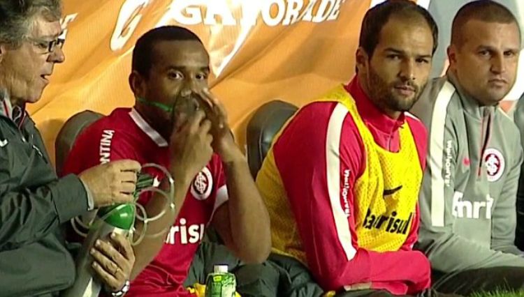 Anderson Luis de Abreu Oliveira menggunakan alat bantu pernapasan. Copyright: © Telegraph.co.uk