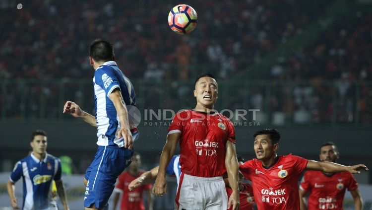 Pemain Persija Jakarta, Arthur Irawan (kiri) mencoba menghadang pergerakan penggawa Espanyol. Copyright: © Herry Ibrahim/INDOSPORT