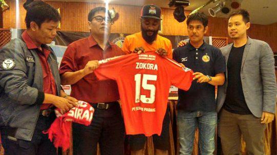 Perkenalan pemain Semen Padang, Didier Zokora. Copyright: © Indosport/Taufik Hidayat