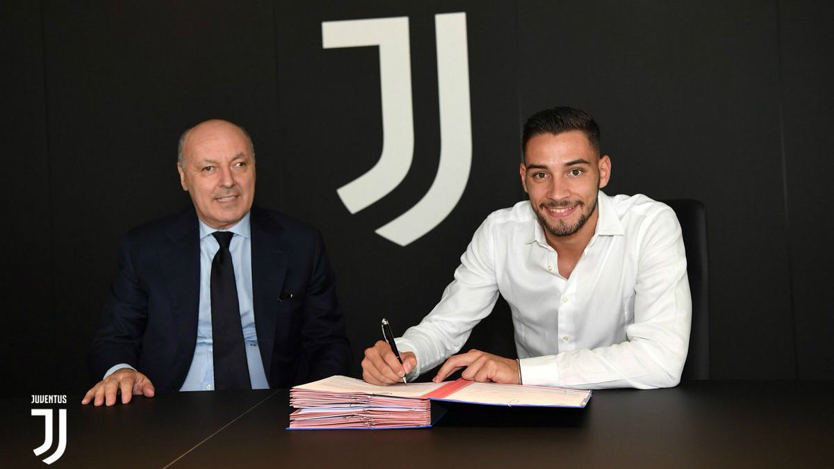 Klub Liga Italia (Serie A), Juventus dan AS Roma, berencana melakukan tukar guling pemain antara Mattia De Sciglio dan Rick Karsdorp. Copyright: © Juventus.com