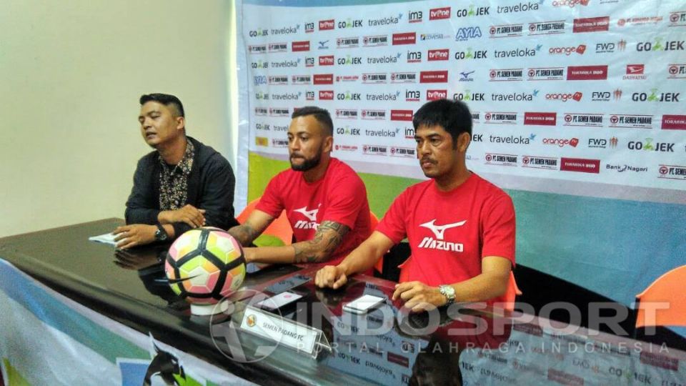 Pelatih Semen Padang, Nilmaizar, memberikan keterangan pers jelang menghadapi Arema FC. Copyright: © Taufik Hidayat/INDOSPORT