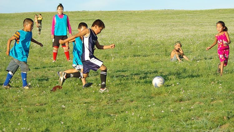 Sejumlah anak-anak berlatih sepakbola di Mongolia. Copyright: © vice.com