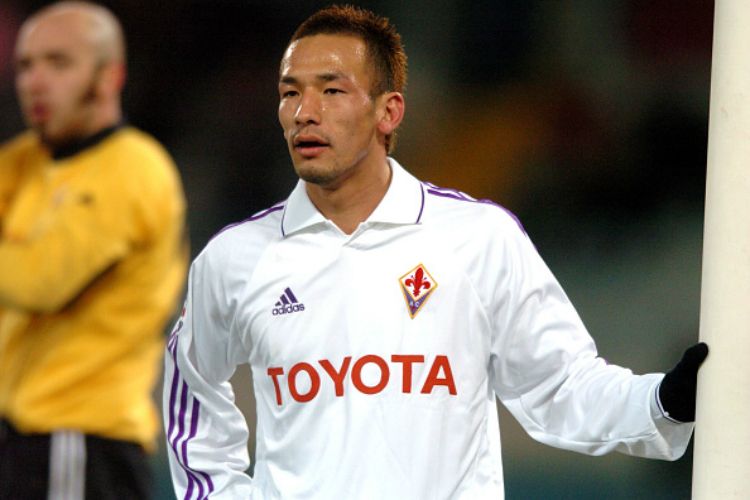 Hidetoshi Nakata saat berseragam Fiorentina. Copyright: © Indosport