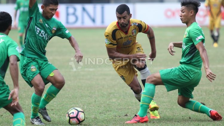 Marclei Cesar Chaves Santos dikawal ketat pemain Bhayangkara FC. FOTO INDOSPORT/Herry Ibrahim. Copyright: © Herry Ibrahim/INDOSPORT