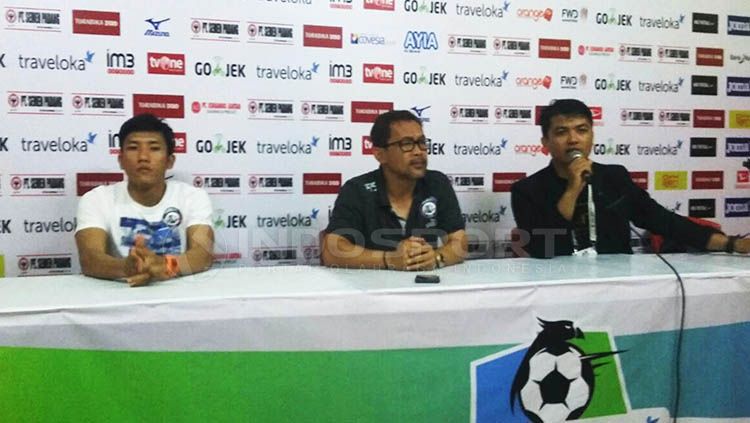 Pelatih Arema FC, Aji Santoso, saat konferensi pers usai timnya dikalahkan Semen Padang. Copyright: © Taufik Hidayat/INDOSPORT