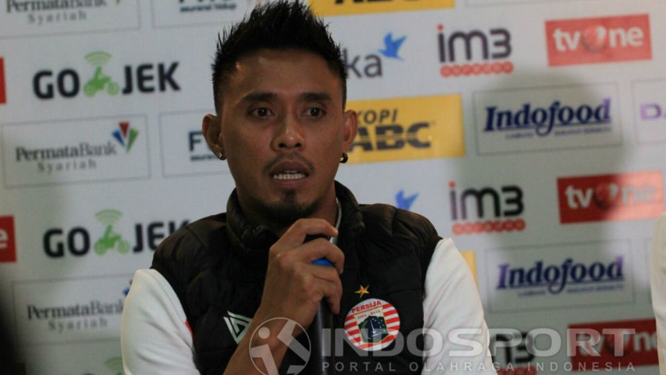 Bek tengah Persija Jakarta, Maman Abdurrahman ternyata jago juga dalam bernyanyi, ya. Copyright: © Gita Agiet/INDOSPORT