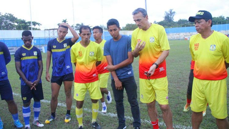 Ismail Haris (kaos biru) saat pamit kepada pelatih dan pemain Persiba Balikpapan. Copyright: &copy; media officer