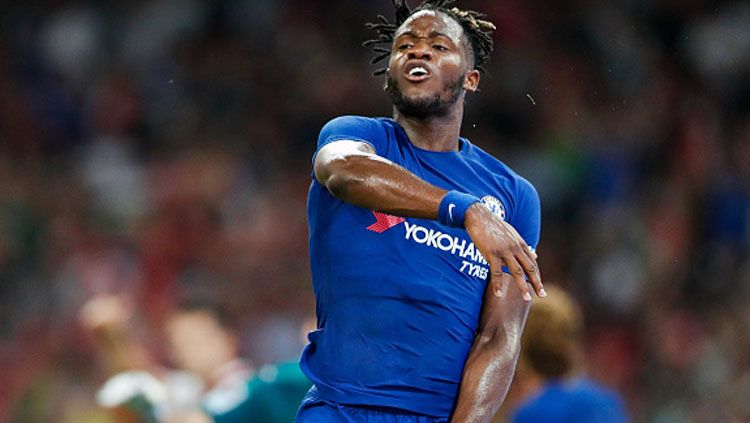 Pelatih Chelsea, Frank Lampard, kabarnya akan memainkan striker 'buangan' mereka, Michy Batshuayi, agar klub tersebut lebih bisa kompetitif musim ini. Copyright: © INDOSPORT