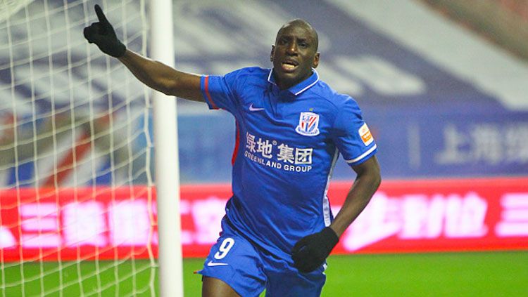 Striker Shanghai Greenland Shenhua, Demba Ba. Copyright: © INDOSPORT