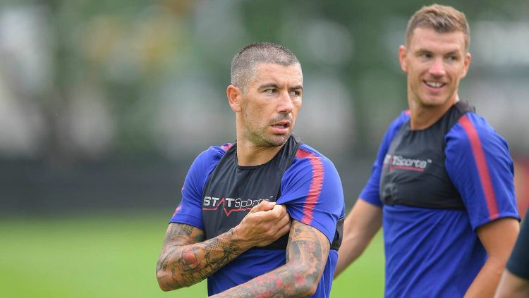 Kolarov yang tengah coba dijegal oleh Suso. Copyright: Â© AS Roma