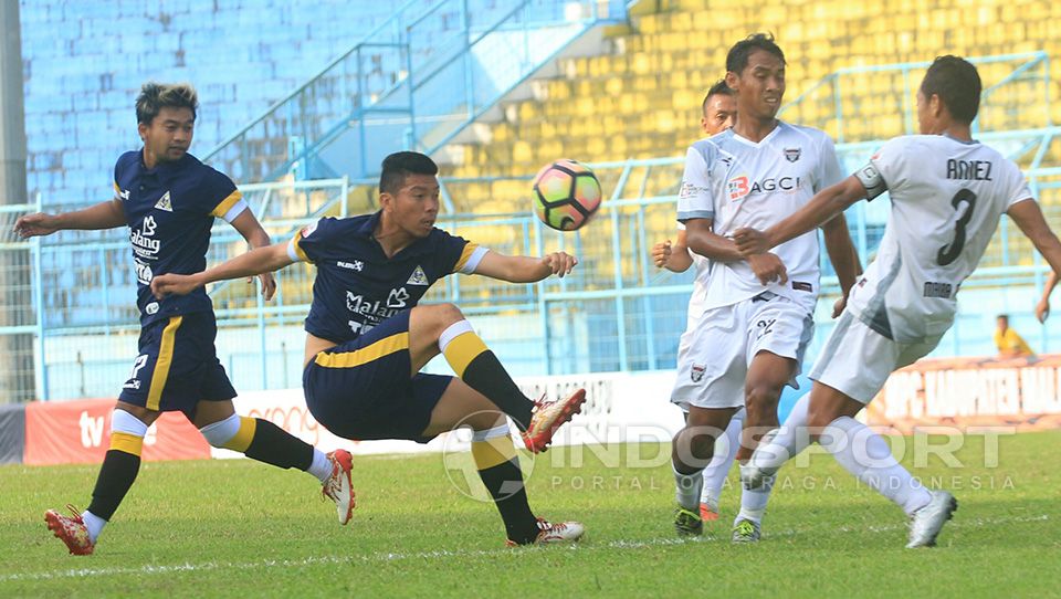 Akibat Wasit Tak Tegas, Derby Jawa Timur Grup 7, Persekam Metro FC vs Madura FC Nyaris Rusuh. Copyright: © Ian Setiawan/Football265.com
