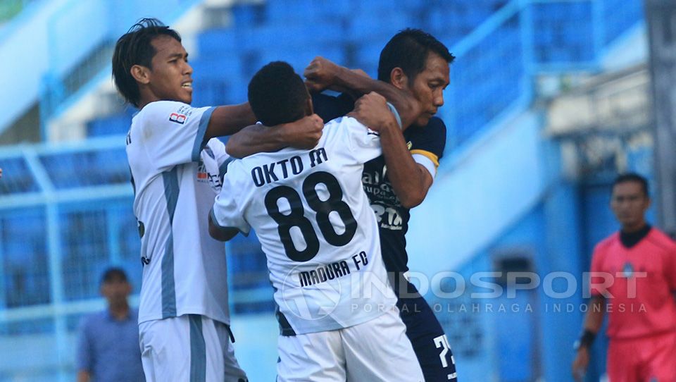 Akibat Wasit Tak Tegas, Derby Jawa Timur Grup 7, Persekam Metro FC vs Madura FC Nyaris Rusuh. Copyright: © Ian Setiawan/Indosport.com