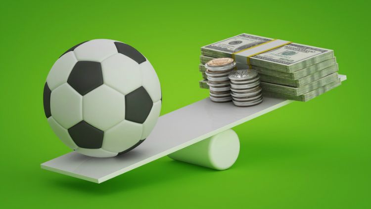 Ilustrasi sepak bola dan uang. Copyright: © engagedinvestor.co.uk
