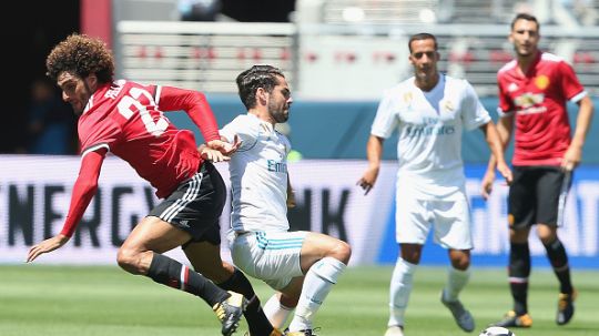 Marouane Fellaini tengah berjibaku dengan Isco di International Champions Cup. Copyright: © Matthew Peters/Man Utd via Getty Images