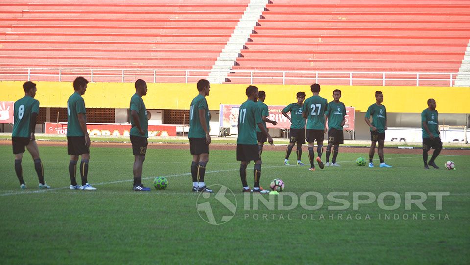 Tim Gresik United saat sedang latihan. Copyright: © Muhammad Effendi/Indosport.com