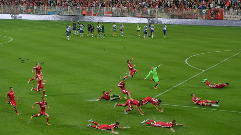 Para pemain FC Union Berlin (merah) ketika berseluncur ke hadapan tribun penonton. Copyright: © INDOSPORT