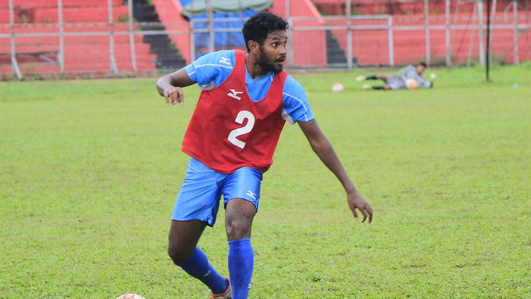 Pemain Semen Padang, Fandry Imbiri menjadi pemain pertama yang dilepas oleh klub berjuluk Kabau Sirah. Copyright: © Indosport/Taufik Hidayat