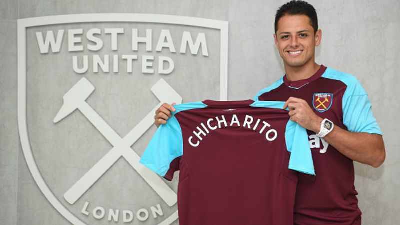 Chicharito resmi menjadi pemain West Ham United. Copyright: © INDOSPORT