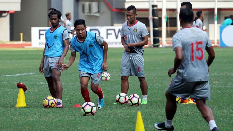 Evan Dimas jalani latihan. Copyright: © Media Bhayangkara FC