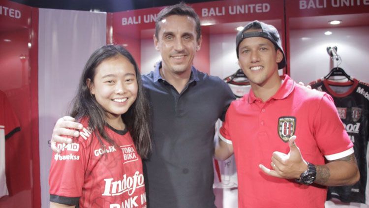 Gary Neville dan Irfan Bachdim di Bali United. Copyright: © baliutd.com