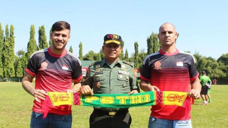 Presiden PS TNI, Brigjen TNI AAB Maliogha (tengah), berpose bersama dua pemain asing baru klubnya, Leonel Jorge Nunez (kiri) dan Facundo Talin (kanan). Copyright: © DOK. PS TNI