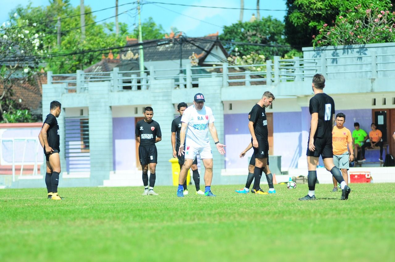 Pelatih PSM Makassar, Robert Rene Alberts (tengah) memimpin latihan Hamka Hamzah dkk di Bali. Copyright: © Dokumen PSM Makassar/INDOSPORT