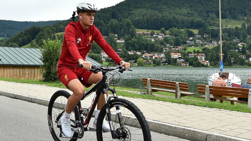 Philippe Coutinho bersepeda saat Liverpool berada di Jerman. Copyright: © INDOSPORT