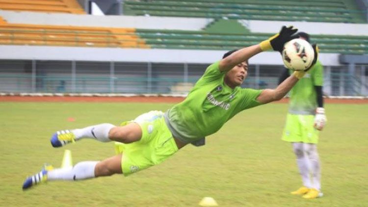 Penampilan Ali Budi Raharjo saat menjadi kiper Martapura FC. Copyright: © banjarmasinpost.co.id/frans