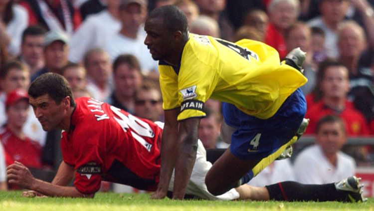 Pertarungan Roy Keane vs Patrick Vieira di Stadion Old Trafford. Copyright: © Indosport.com