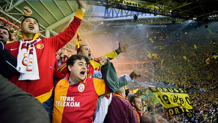 Suporter Galatasaray dan Borusia Dortmund. Copyright: © INDOSPORT
