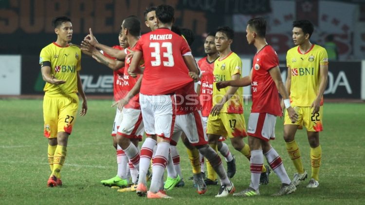 Pemain Persija Jakarta dan Bhayangkara FC bersitegang. Copyright: © Herry Ibrahim/INDOSPORT