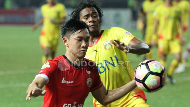 Sutanto Tan merebut bola. Copyright: © Herry Ibrahim/INDOSPORT