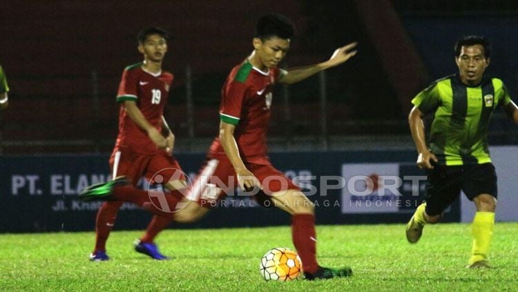Pemain Timnas U-19 berusaha melakukan tendangan. Copyright: © Taufik Hidayat/Indosport.com