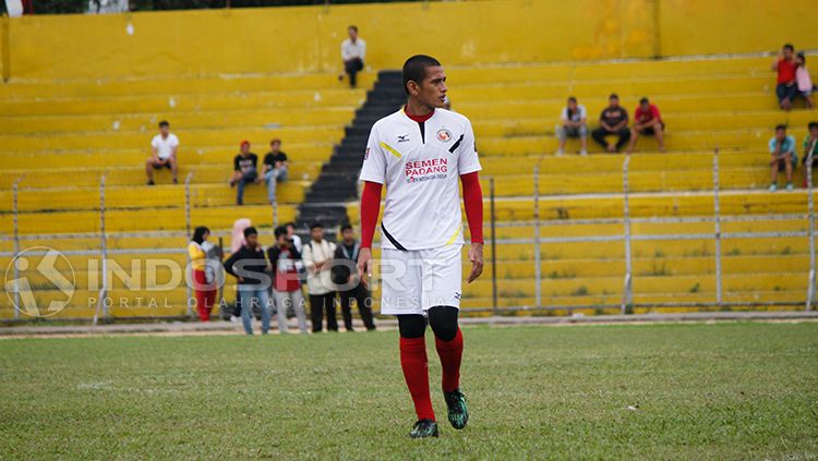 Kapten Semen Padang, Hengki Ardiles. Copyright: © Taufik Hidayat/INDOSPORT