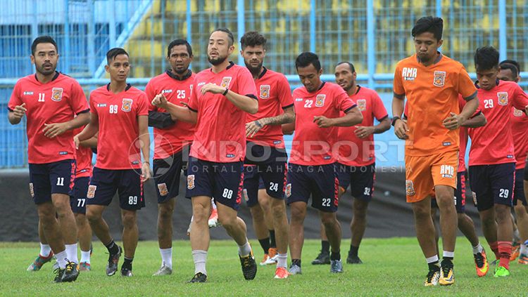 Ponaryo Astaman dan kawan-kawan Borneo FC jalani latihan jelang laga lawan Arema FC. Copyright: © Ian Setiawan/INDOSPORT