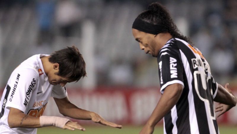 Neymar dan Ronaldinho saat masih bermain di Liga Brasil. Copyright: © INDOSPORT