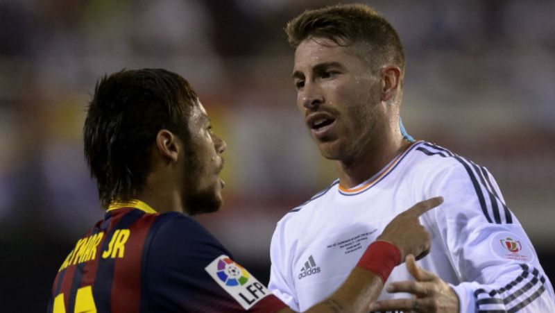 Neymar melontarkan pujian setinggi langit untuk Sergio Ramos yang membuat namanya dikaitkan akan berlabuh ke Real Madrid. Copyright: © INDOSPORT