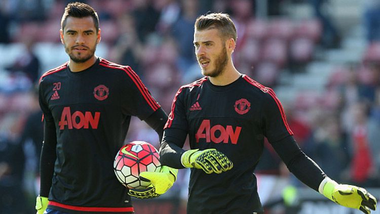 Kiper klub Liga Inggris, Manchester United, Sergio Romero, (kiri) mengalami kecelakaan. Copyright: © INDOSPORT