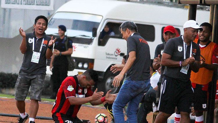 Selebrasi Addison Alves usai mencetak gol untuk Persipura Jayapura. Copyright: © PT LIB