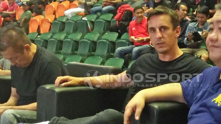 Gary Neville tertangkap kamera tengah menyaksikan laga PS TNI melawan Semen Padang. Copyright: © Zainal Hasan/Indosport