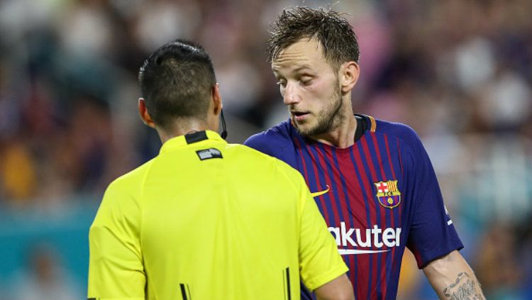 Gelandang Barcelona, Ivan Rakitic terlihat berbicara dengan wasit. Copyright: © Robbie Jay Barratt - AMA/Getty Images