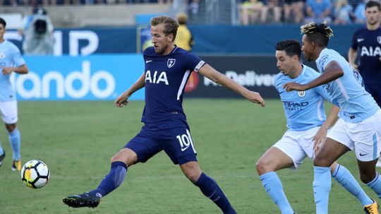 Samir Nasri terlihat berusaha menghentikan laju Harry Kane. Copyright: © Michael Wade/Icon Sportswire via Getty Images