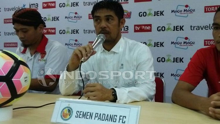 Pelatih Semen Padang, Nilmaizar saat melakukan konferensi pers. Copyright: © Zainal Hasan/Indosport.com