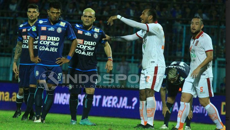 Dedik Setiawan, Cristian Gonzales, dan Arthur Cunha saat duel melawan Borneo FC di Stadion Kanjuruhan. Copyright: © Ian Setiawan/Soicaumienbac.cc