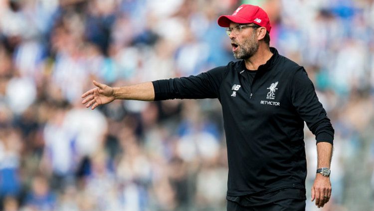 Pelatih utama Liverpool, Jurgen Klopp, harus mencari pengganti Trent Alexander-Arnold yang cedera. Copyright: © Boris Streubel/Getty Images