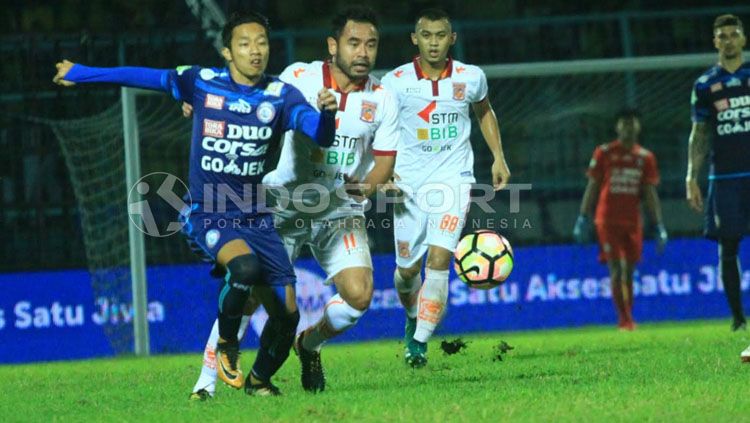 Gelandang Borneo FC, Ponaryo Astaman menempel ketat pemain Arema FC. Copyright: © Ian Setiawan/Indosport.com