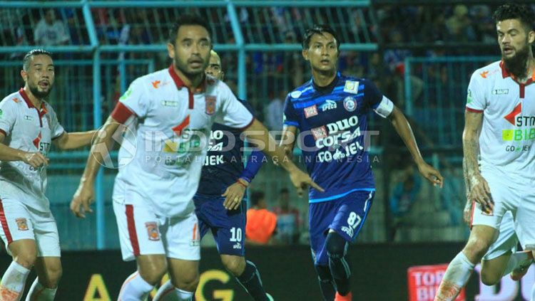 Ponaryo Astaman dkk bermain begitu disiplin dalam menjaga pergerakan pemain Arema FC Copyright: © Ian Setiawan/Indosport.com